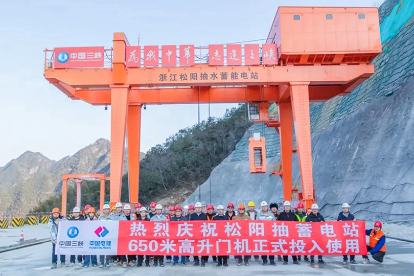 正式投運！658米世界首臺套超高揚程起重機進度更新！